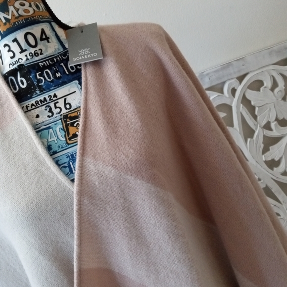 SOIA&KYO OSFA Soft Stylish Wrap Cover Tan/Cream Color Fashionable Fall 🍂 Attire - Picture 5 of 14